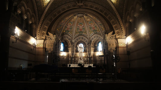 une-eglise-avec-un-grand-plafond-en-vitrail-yMgFtb6-U-s