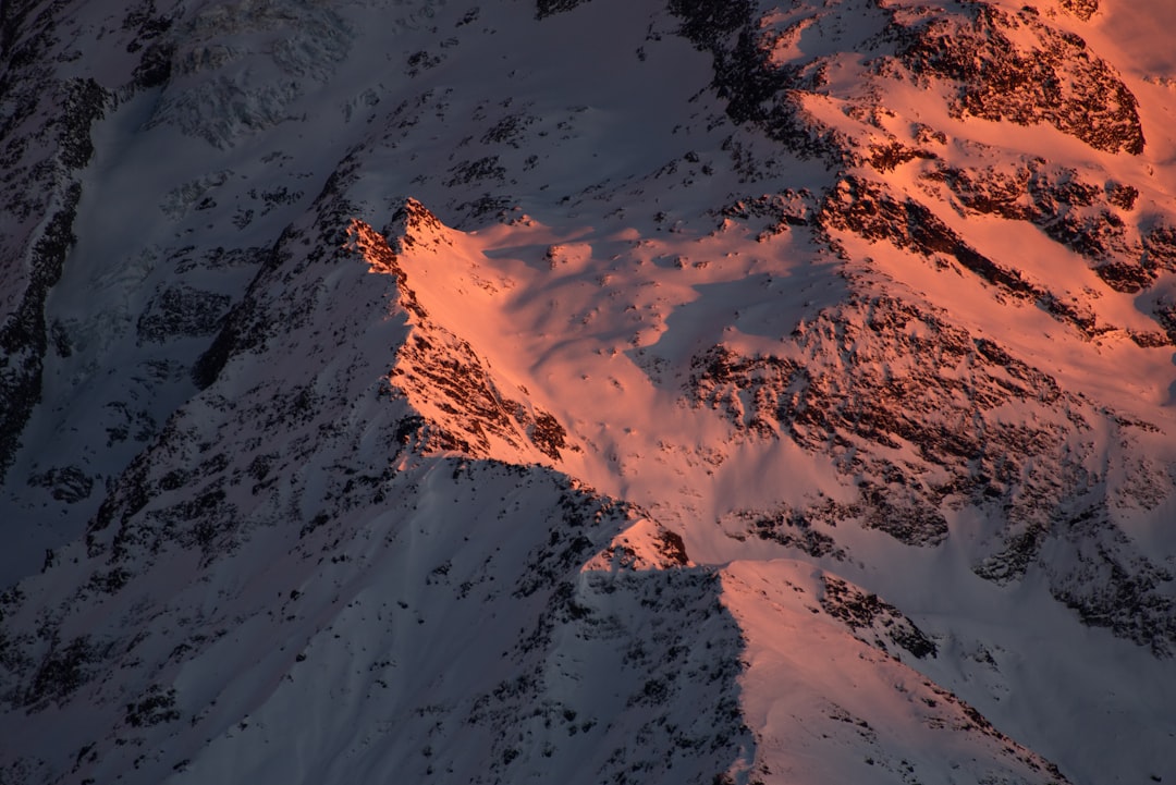 une-tres-haute-montagne-recouverte-de-neige-au-coucher-du-soleil-e9kPHCJCHM8