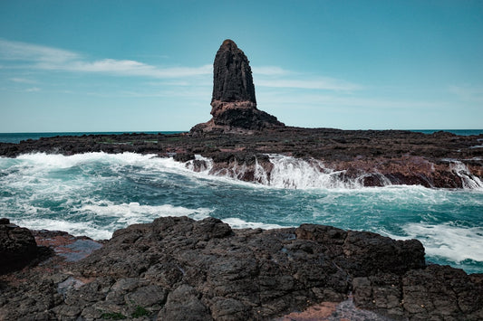 un-gros-rocher-qui-depasse-de-locean-POnwvIfLiPA