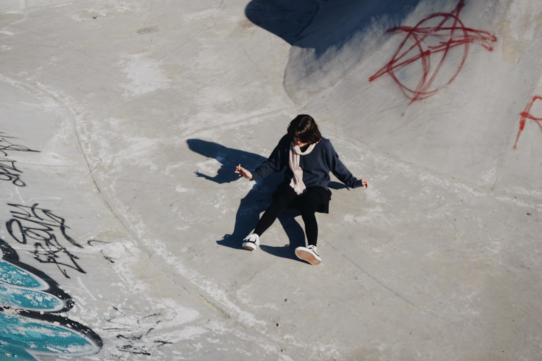 un-homme-faisant-de-la-planche-a-roulettes-sur-le-cote-dune-rampe-VnGkW_RFFh4