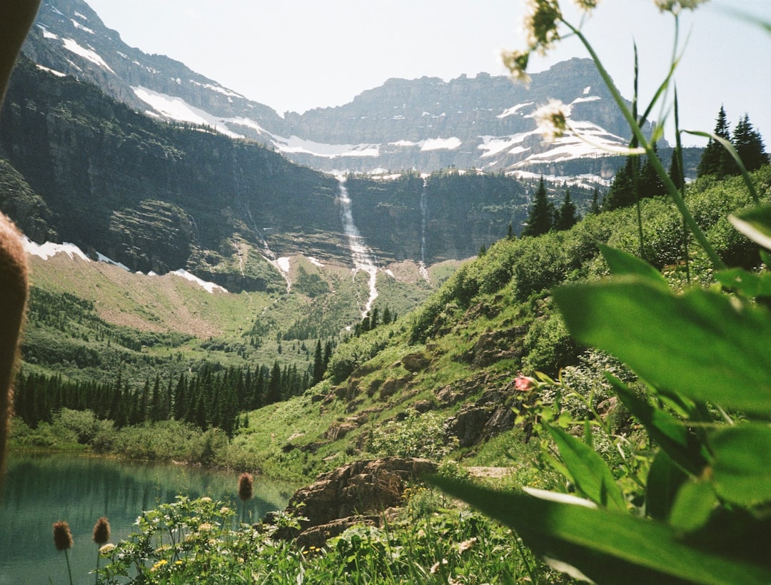 une-personne-prend-une-photo-dun-lac-de-montagne-ZpPazyIK9zs