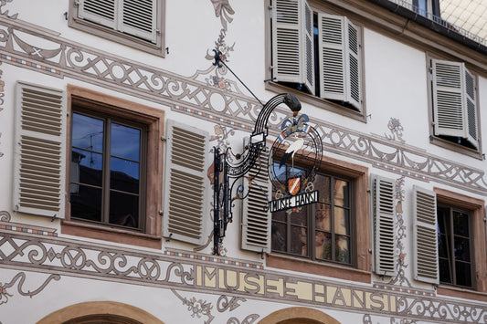 un-grand-batiment-blanc-avec-beaucoup-de-fenetres--TOXUTOVhtA