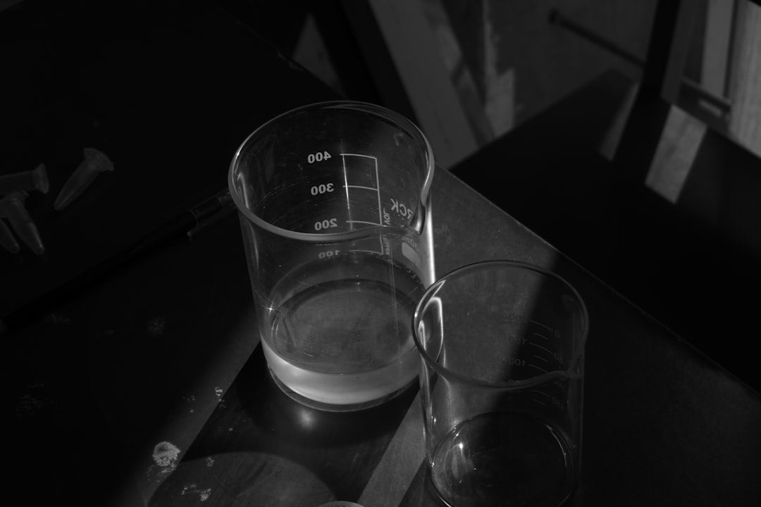 une-photo-en-noir-et-blanc-dun-verre-deau--cArI7cC3EU