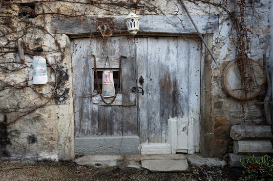 un-vieux-batiment-avec-une-porte-et-une-fenetre-03dsn8WfhQ8