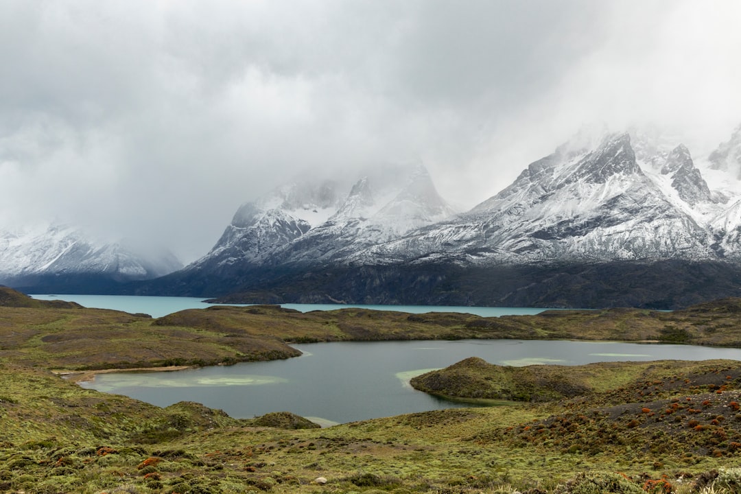 une-chaine-de-montagnes-avec-un-lac-au-premier-plan-T8kiKqH9RlI