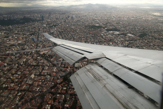 une-vue-dune-ville-depuis-le-hublot-dun-avion-M4QqZBt1t00