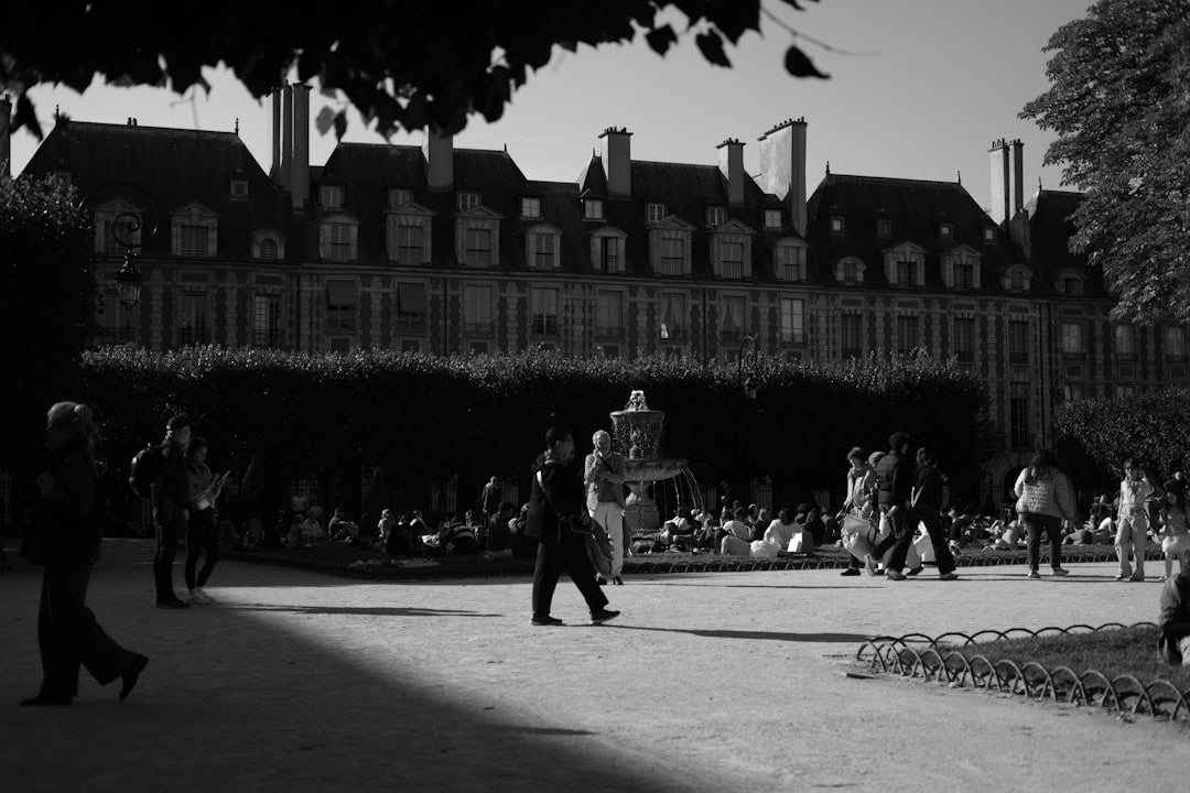 une-photo-en-noir-et-blanc-de-personnes-dans-un-parc-ryUknX4nhmo