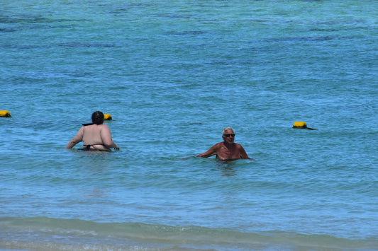 un-groupe-de-personnes-dans-leau-a-la-plage-YKytw_E8qeo