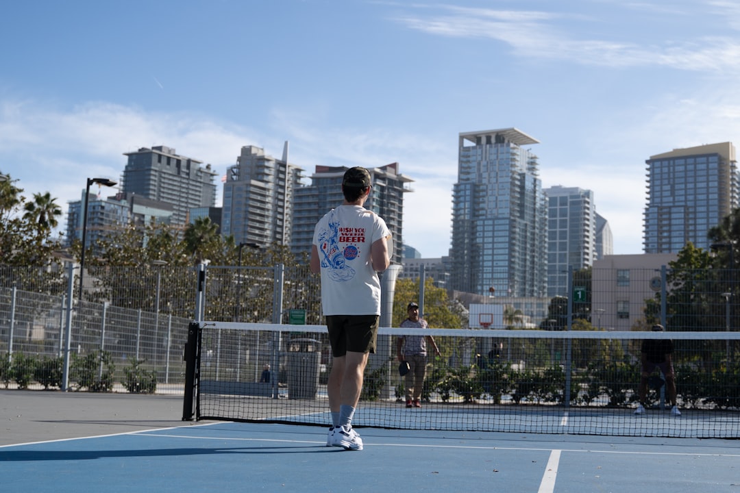 un-homme-debout-sur-un-court-de-tennis-tenant-une-raquette-yU_qKZeTjMY