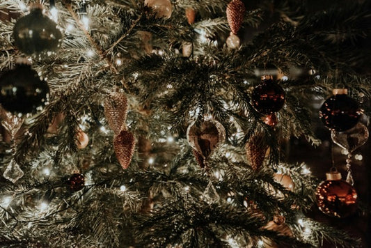 sapin de Noel avec décoration vue de proche