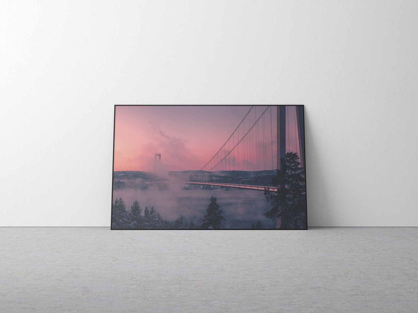 affiche d'une photo d'un pont avec un levé de soleil rosé dans un cadre noir