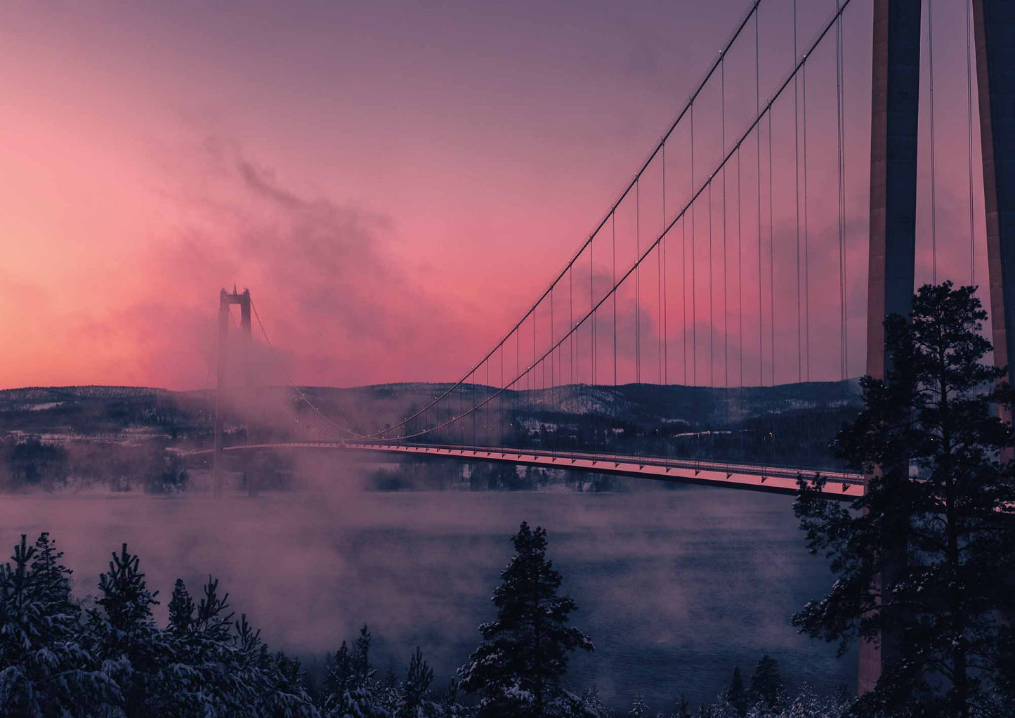 affiche d'une photo d'un pont avec un levé de soleil rosé